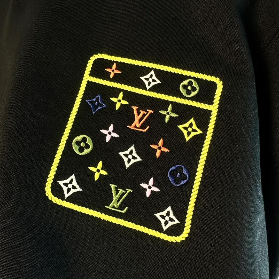 🅿️320 Brand: Louis Vuitton🤳𝗟𝗩 Fabric: ☑️Made of 440g double-strand pure cotton terry👕 Fabric: ☑️Thread with 1*1 double yarn thread. 🔜Comes with dyeing in the same tank. Craftsmanship: ☑️The embroidery uses 3D three-dimensional embroidery technology, 🇧🇫The original computer scan and print is restored 1:1. The pattern is clear and the needle count is dense. It is a rare high-end product on the market! 🇲🇩All three standards are complete! Size: ☑️S 〰️M 〰️L 〰️XL 〰️XXL